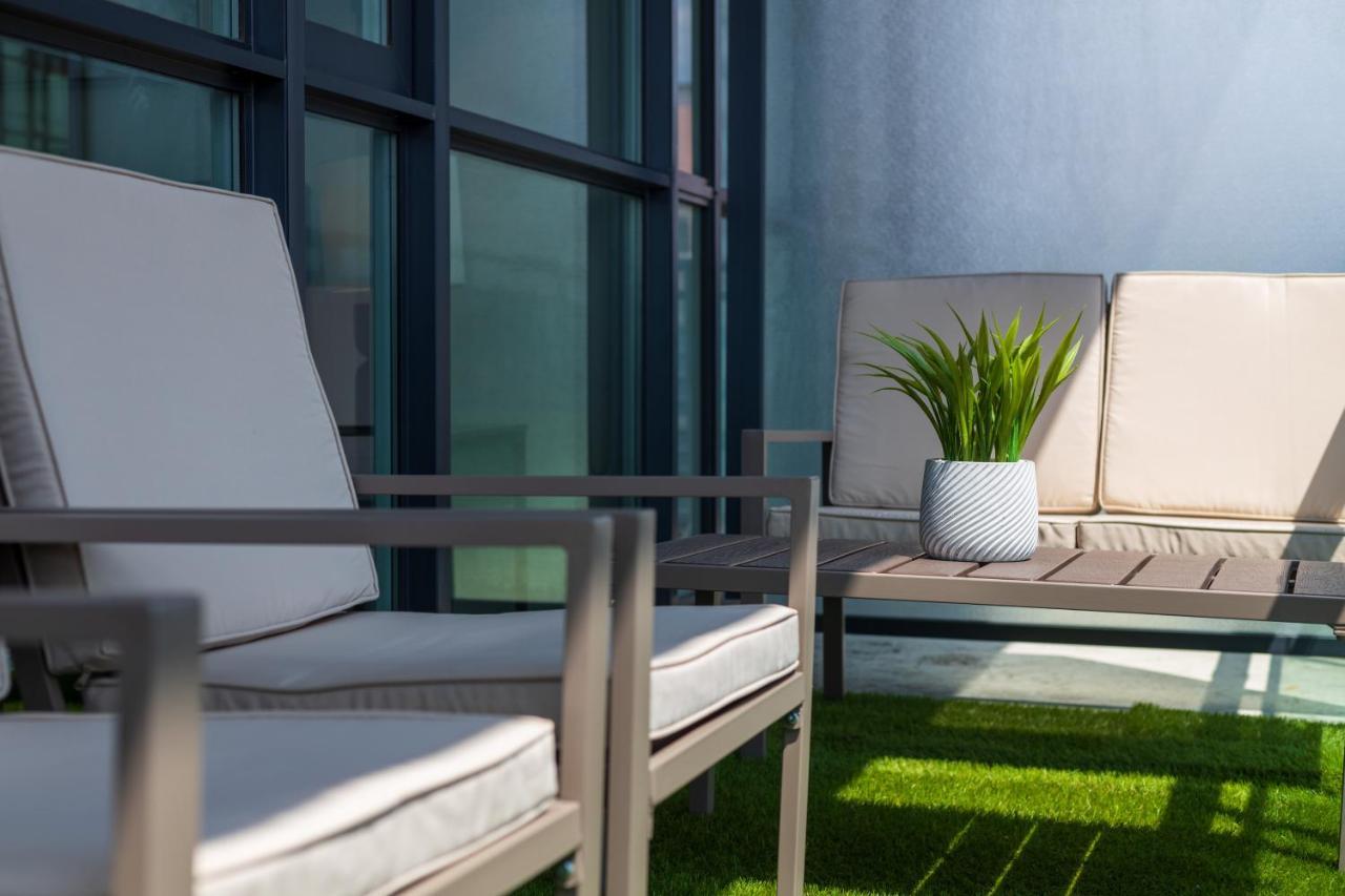 Ultra Luxurious 2.5 Bedroom 2 Full Bathroom 1 Parking Condo Near Sq1 Striking Views Mississauga Exterior foto